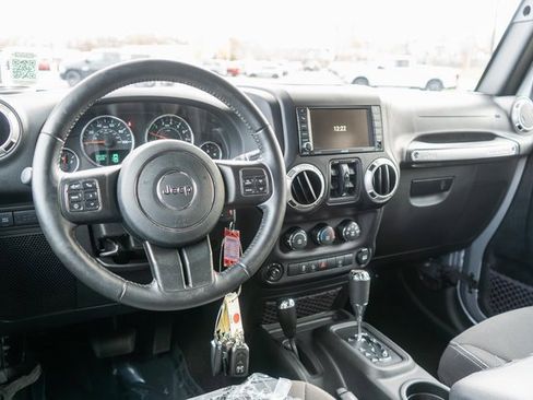 Used 2017 Jeep Wrangler Unlimited Rubicon w/ Connectivity Group image 13