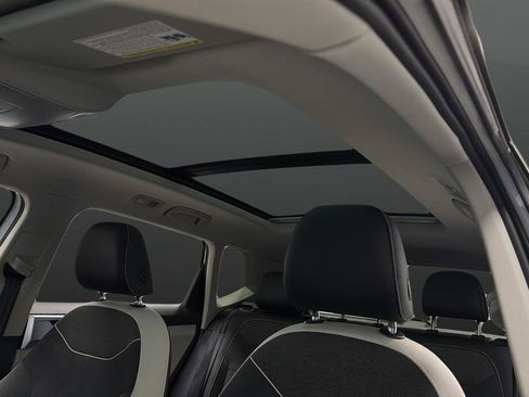 Used 2025 Volkswagen Taos SE w/ Panoramic Sunroof Package image 12