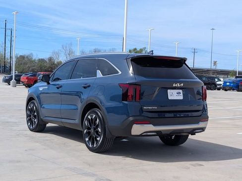 Used 2025 Kia Sorento EX image 4