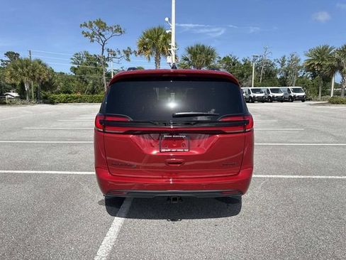 New 2027 Chrysler Pacifica Limited FWD image 4