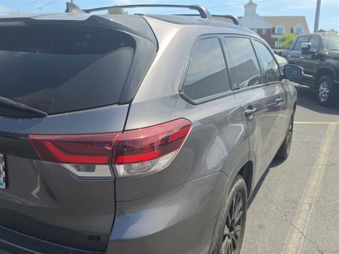 Used 2019 Toyota Highlander SE w/ Nightshade Edition image 11