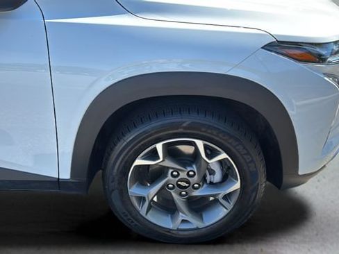 Used 2025 Chevrolet Trax LT FWD image 35