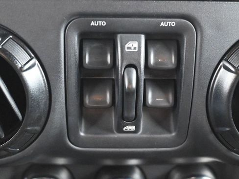 Used 2014 Jeep Wrangler Unlimited Sahara image 20