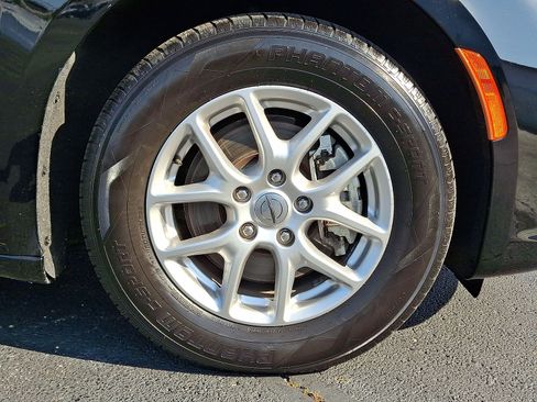 Used 2024 Chrysler Pacifica Touring-L FWD image 27