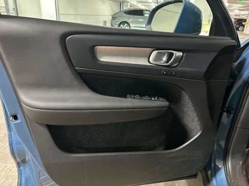 Used 2025 Volvo XC40 B5 Core image 9