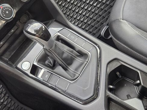 Used 2023 Volkswagen Taos SE w/ Panoramic Sunroof Package image 19