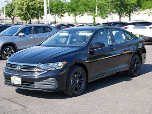 Used 2023 Volkswagen Jetta SE FWD image 3