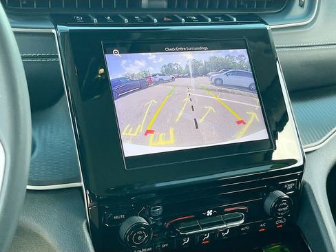 Certified 2023 Jeep Grand Cherokee Laredo AWD/4WD image 13
