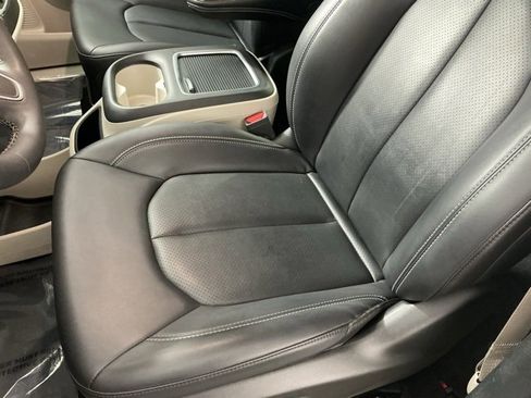 Used 2024 Chrysler Pacifica Touring-L image 8