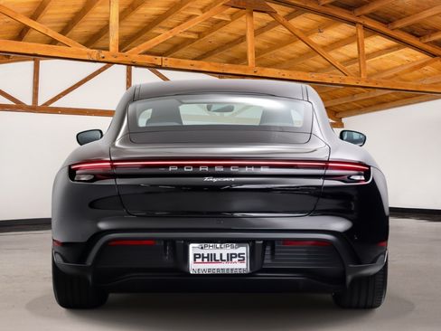 Used 2022 Porsche Taycan RWD image 4