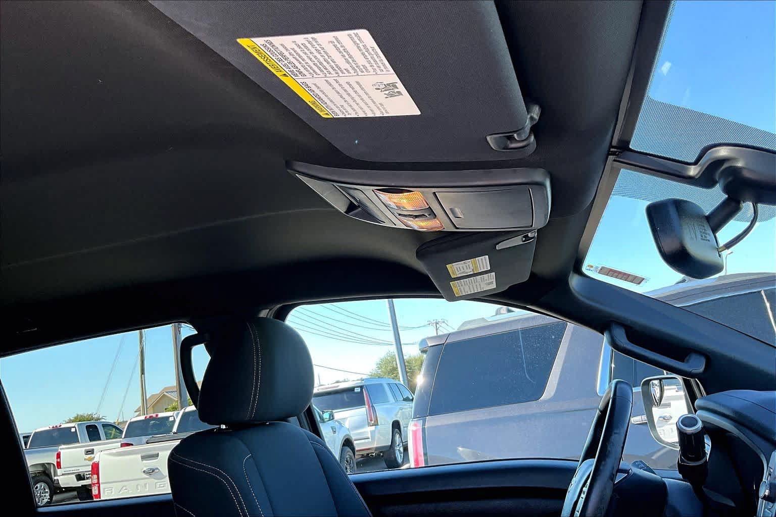Used 2018 Nissan Titan SV w/ SV Convenience Package RWD image 14