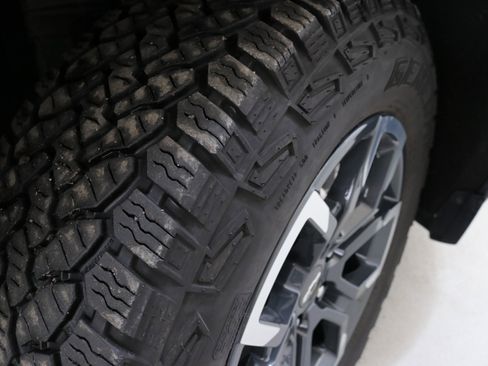 Used 2025 Chevrolet Equinox ACTIV w/ Safety and Technology Package image 33