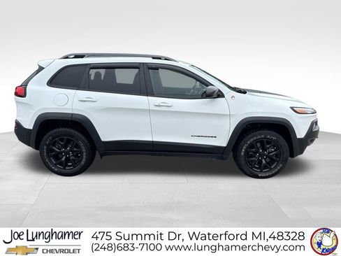 Used 2016 Jeep Cherokee Trailhawk w/ Comfort/Convenience Group AWD/4WD image 2