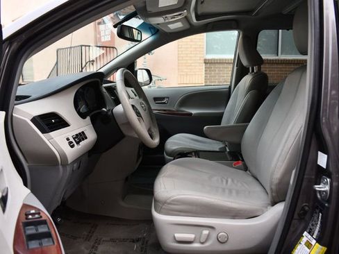 Used 2014 Toyota Sienna XLE w/ Entertainment Package image 15