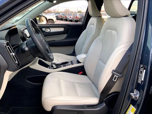 Used 2021 Volvo XC40 T5 Momentum w/ Premium Package image 7
