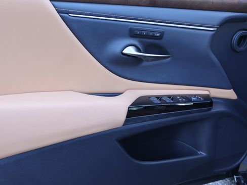 Used 2023 Lexus ES 350 w/ Premium Package image 15