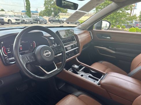 Used 2023 Nissan Pathfinder Platinum FWD image 11