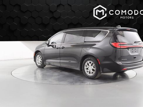 Used 2023 Chrysler Pacifica Touring-L image 5