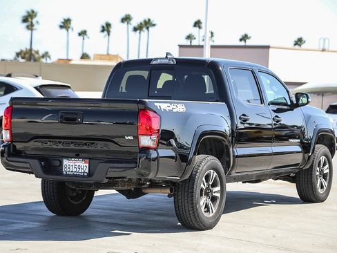 Used 2017 Toyota Tacoma TRD Sport AWD/4WD image 7