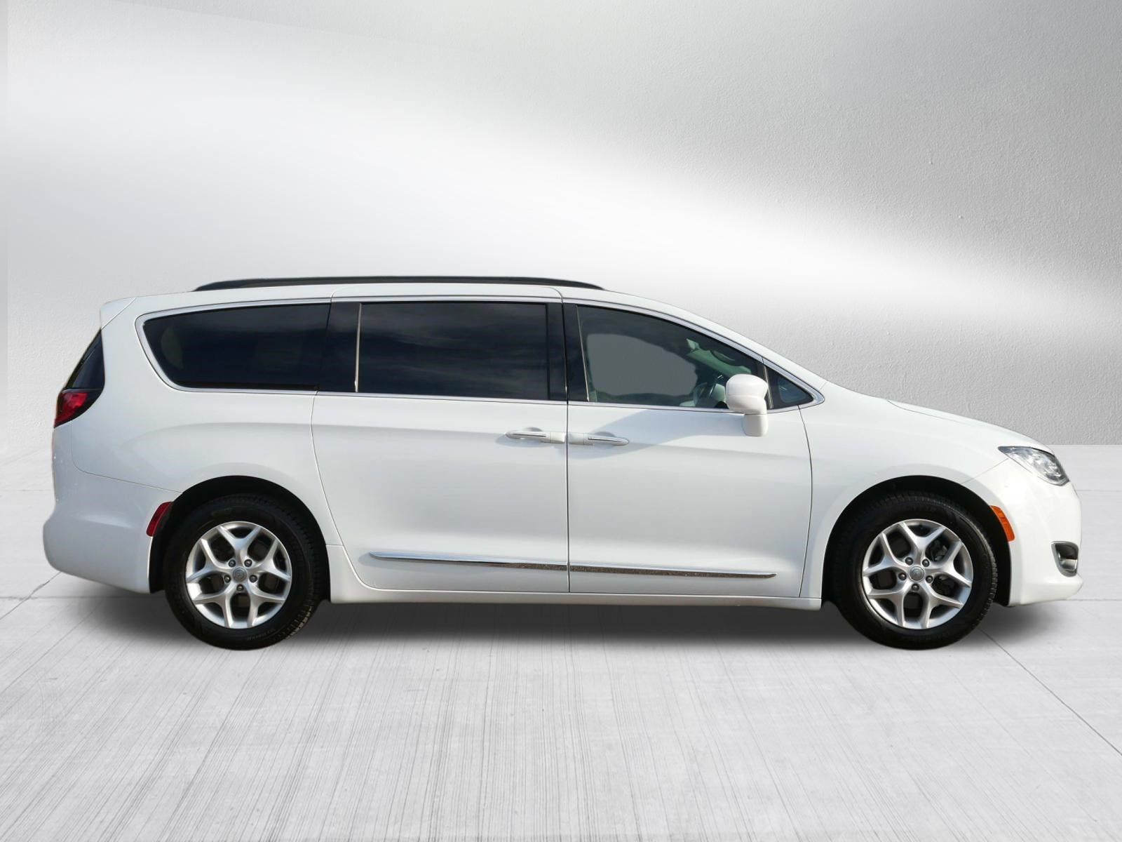 Used 2017 Chrysler Pacifica Touring-L w/ Tire & Wheel Group FWD image 8
