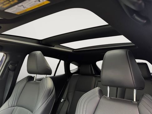 Used 2022 Toyota Venza Limited image 19