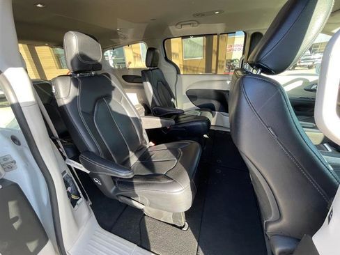 Used 2022 Chrysler Pacifica Touring-L image 17
