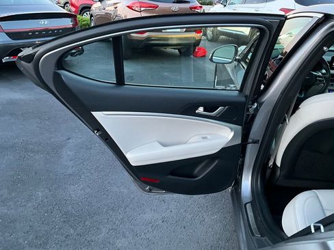 Used 2025 Genesis G70 2.5T image 38