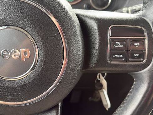 Used 2017 Jeep Wrangler Unlimited Sahara w/ Connectivity Group AWD/4WD image 10
