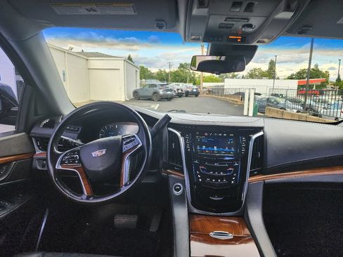 Used 2017 Cadillac Escalade ESV Premium Luxury AWD/4WD image 18