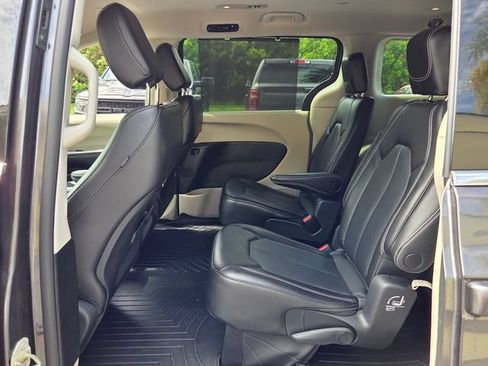 Used 2023 Chrysler Pacifica Touring-L AWD/4WD image 10