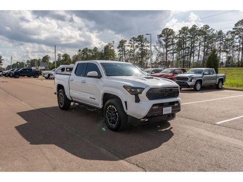 Used 2024 Toyota Tacoma TRD Sport image 4