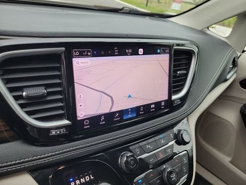 Used 2023 Chrysler Pacifica Limited FWD image 22