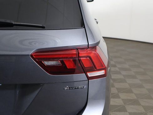 Used 2024 Volkswagen Tiguan SE w/ Panoramic Sunroof Package image 17
