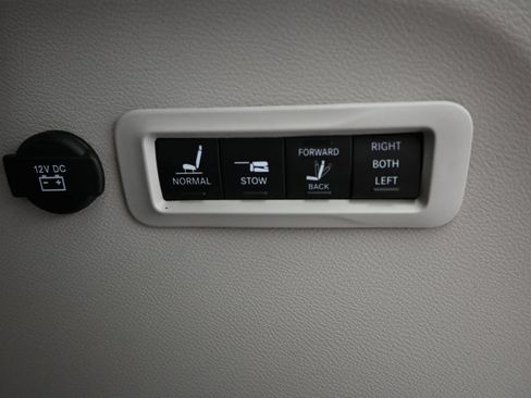 Used 2024 Chrysler Pacifica Limited w/ Uconnect Theater Family Group FWD image 35