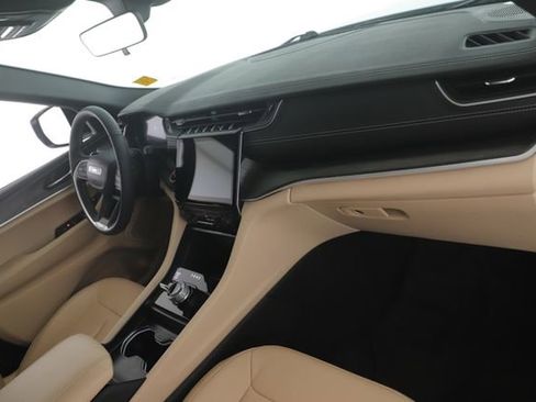 Used 2025 Jeep Grand Cherokee Limited w/ Black Appearance Package image 31