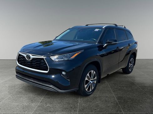 Used 2024 Toyota Highlander XLE image 3