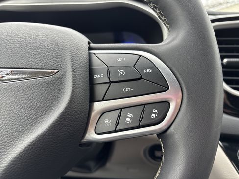 Used 2023 Chrysler Pacifica Touring-L FWD image 28