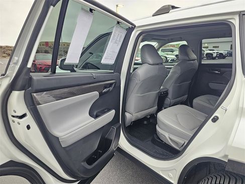 Used 2022 Toyota Highlander Platinum image 16