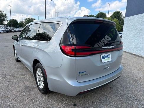 Used 2023 Chrysler Pacifica Touring-L FWD image 3