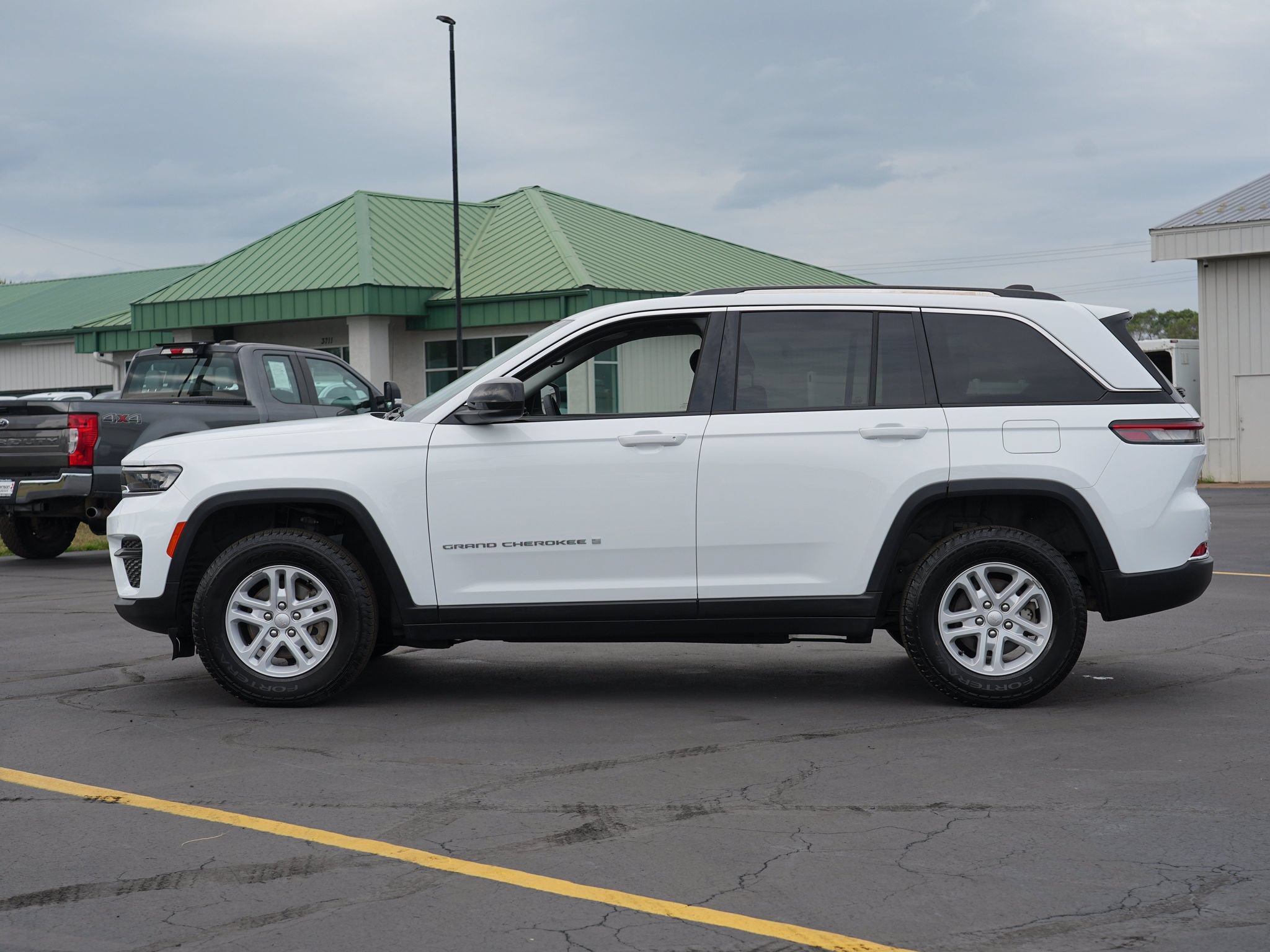 Used 2023 Jeep Grand Cherokee Laredo AWD/4WD image 7
