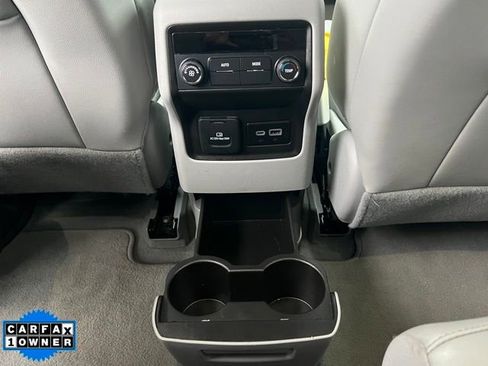 Used 2023 GMC Acadia SLT image 17