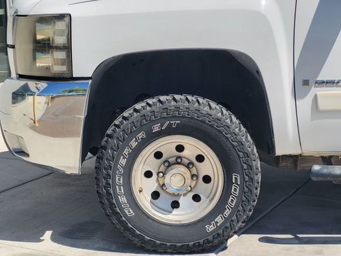 Used 2007 Chevrolet Silverado 2500 LT w/ 1LT Convenience Package AWD/4WD image 8