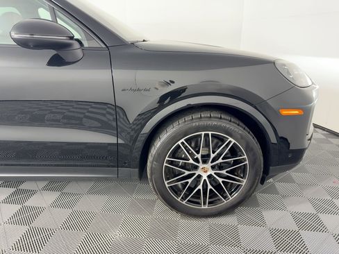 Used 2025 Porsche Cayenne E-Hybrid image 12