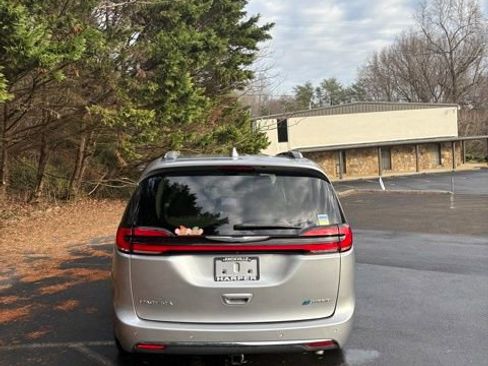 Used 2021 Chrysler Pacifica Touring-L image 5