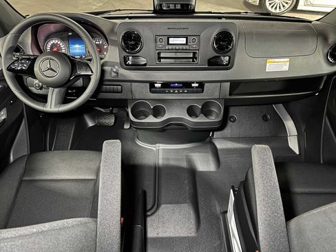 Used 2025 Mercedes-Benz Sprinter 2500 image 34