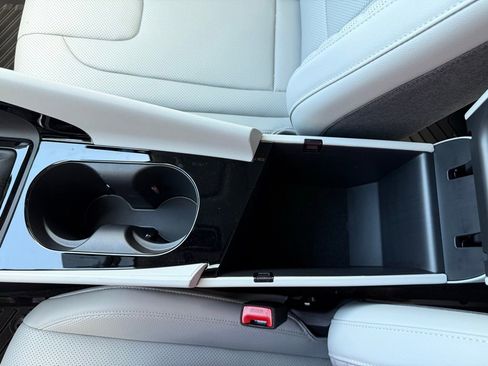 New 2025 Hyundai Elantra Limited image 36