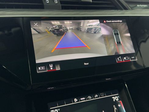 Used 2022 Audi e-tron Premium Plus w/ Premium Plus Package image 24