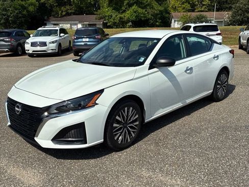 Used 2025 Nissan Altima 2.5 SV AWD/4WD image 1