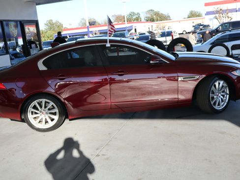 Used 2017 Jaguar XE image 4