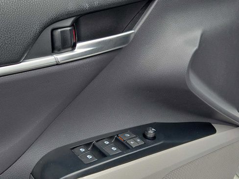 Used 2020 Toyota Camry LE image 19